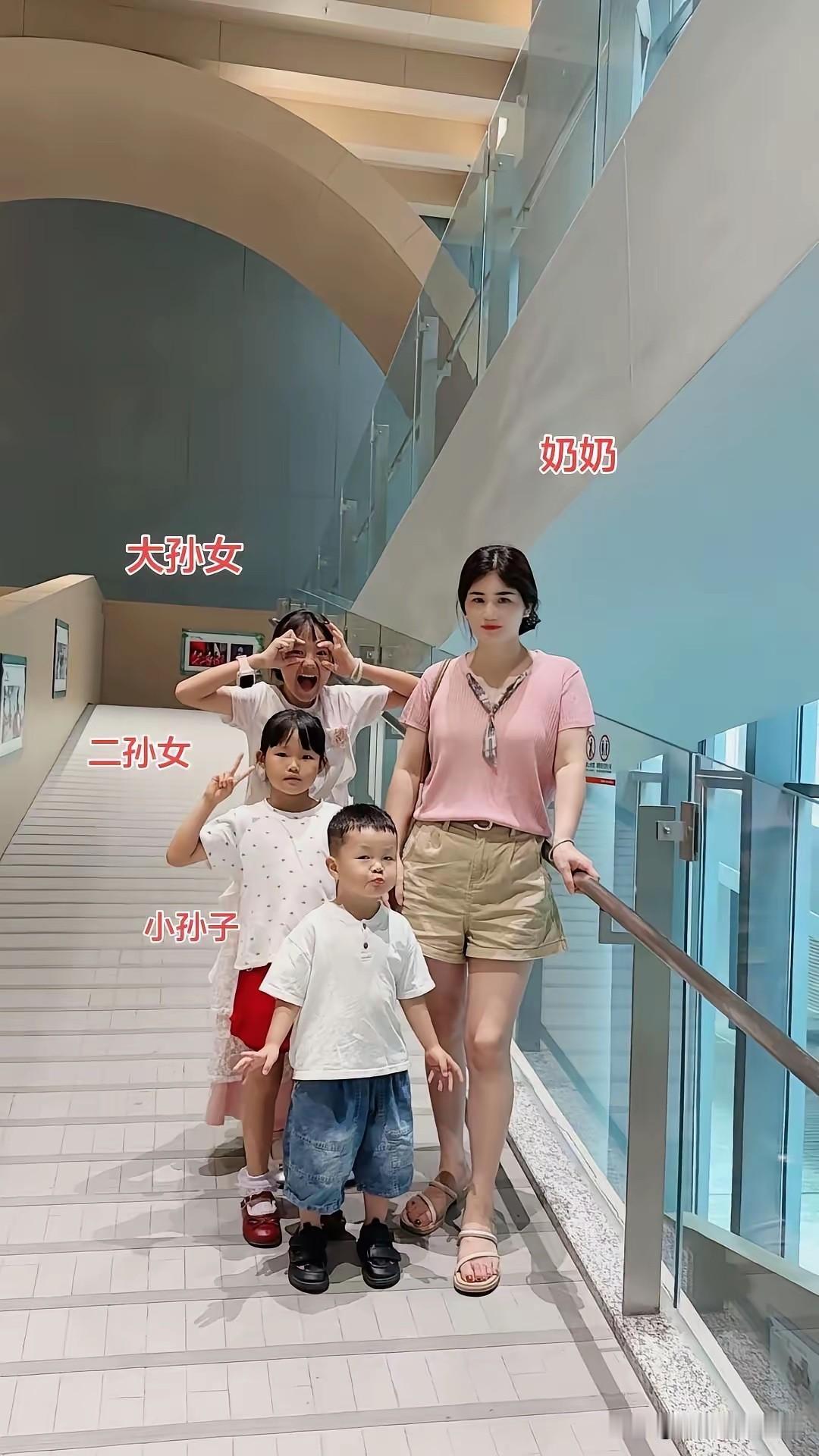 这绝对是我见过最年轻漂亮的奶奶，没有之一！