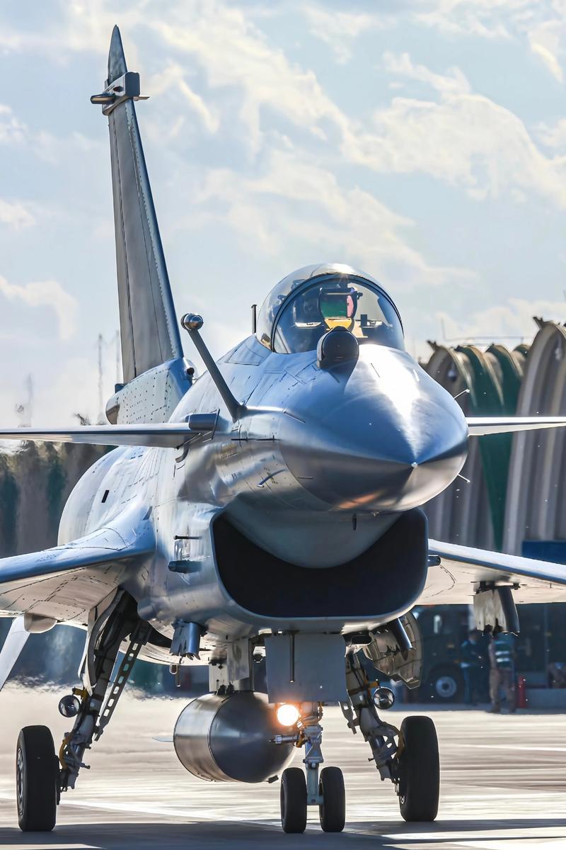 伊朗还不赶快下单歼10CE战机，美国人都着急了！福布斯杂志报道，伊朗在中东地区，