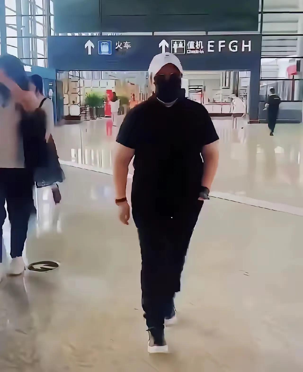说真的，韩红现在估计心里挺烦于东来的。本来救护车那事儿都快翻篇了，大家该干嘛干嘛去了，结果他冷不丁蹦