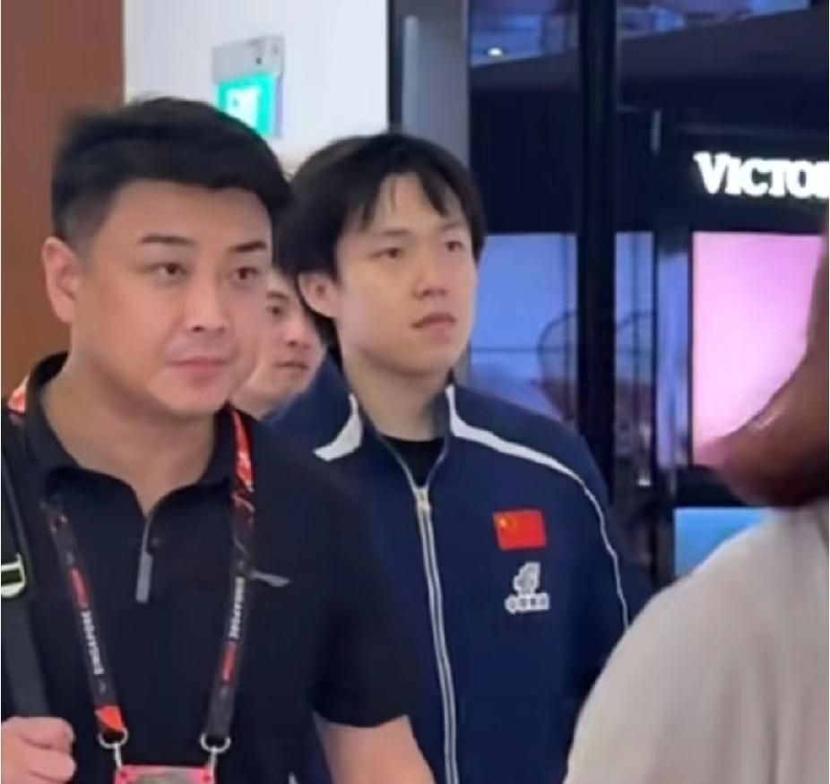 师徒同框，气场拉满💪WTT新加坡大满贯的赛场外，王楚钦和王皓同框的画面太