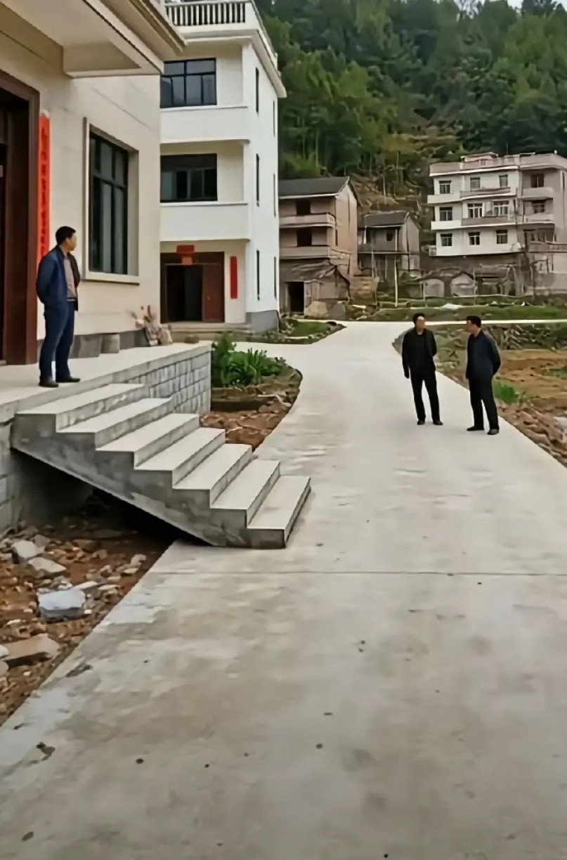 见过横的，没见过这么横的！你们说，他家这台阶修得合理不？