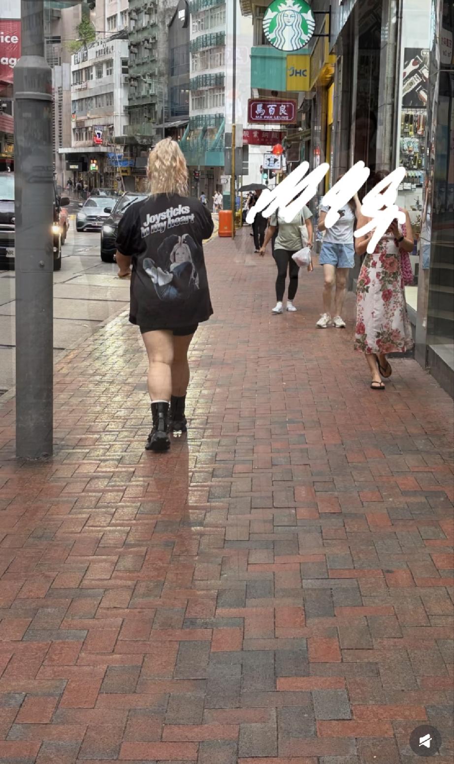 近日，郑欣宜独自一人行走在香港街头被偶遇，她又胖了，T恤背部是她自己的照片，一下