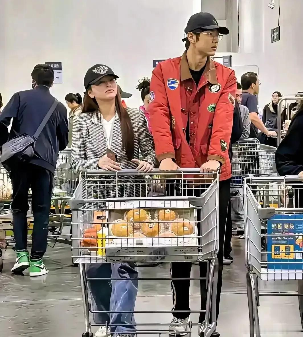 有网友在超市偶遇金莎孙程潇，夫妻俩颜值好高啊！尤其是金莎，穿搭粉粉嫩嫩，身材和皮