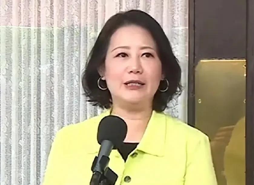 馆长表示，他在大陆对每一个人见到的人都弯腰打招呼，和每一个人见到的人都握手，他还