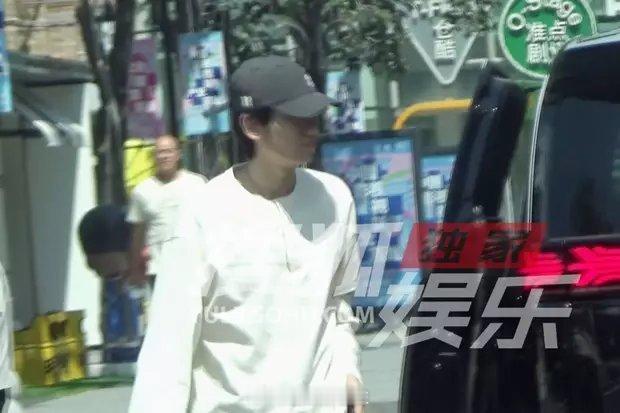 胡先煦现身艺术区忙工作路透图​​​