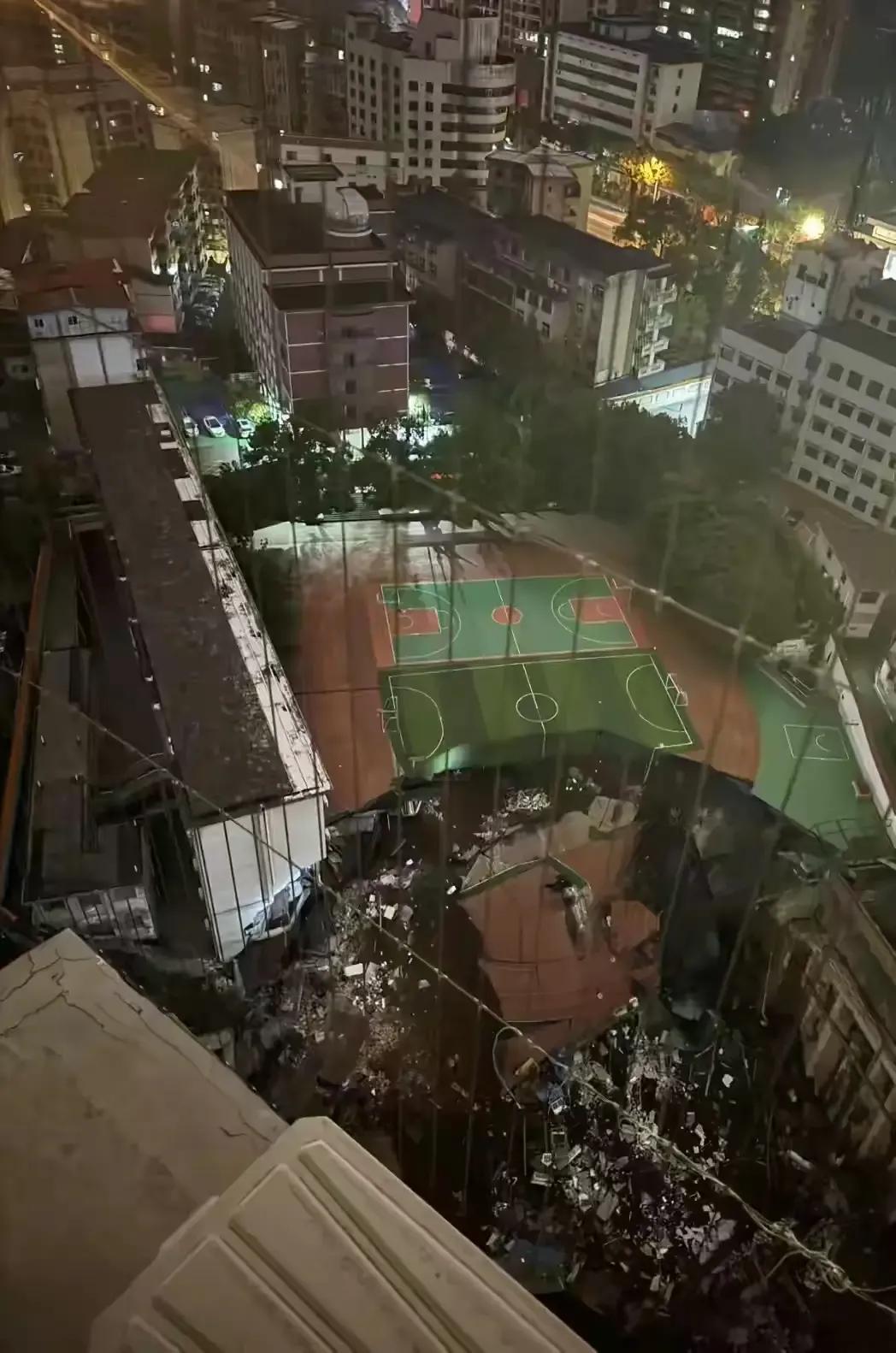 想想都后背发凉！资江小学塌陷事件太恐怖了！4年前投资120万元建的操场竟然塌了，
