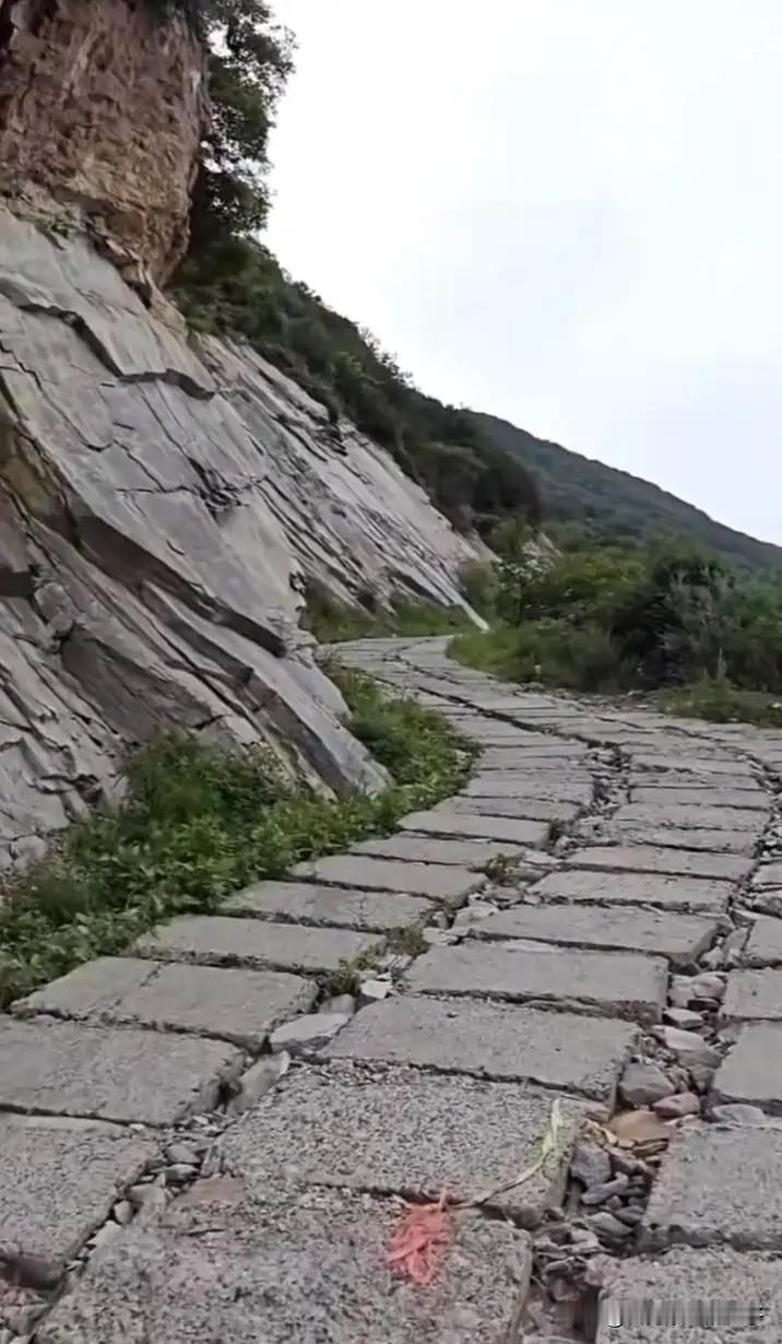 河南登封市中灵山并不是景区，就是一个没有开发的野山，山顶只有几座庙，背后就是陡峭