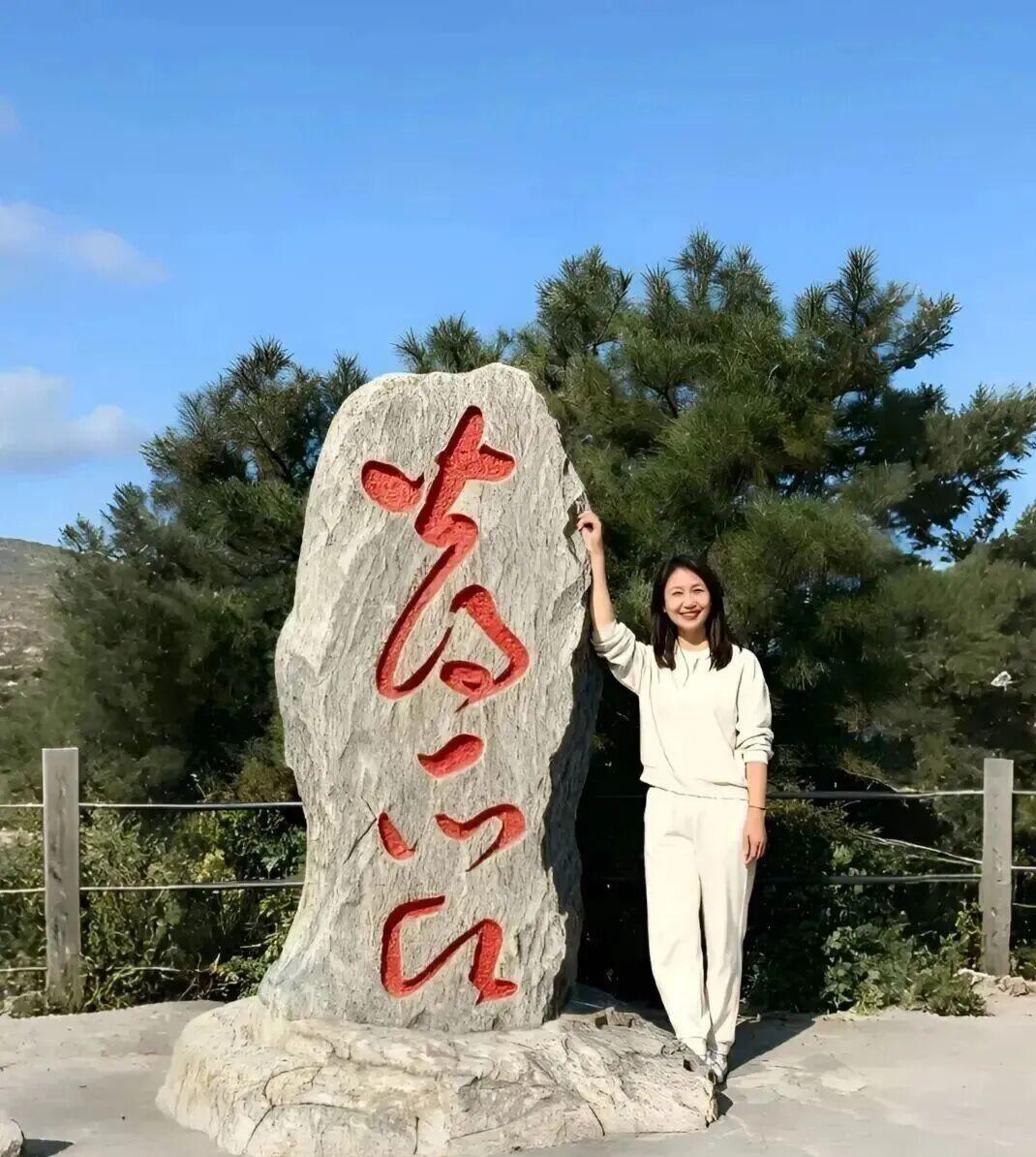 今天发现一石刻书法，在青石头上红漆鲜艳，苍劲有力，气韵流畅，但这几个字非常难认。