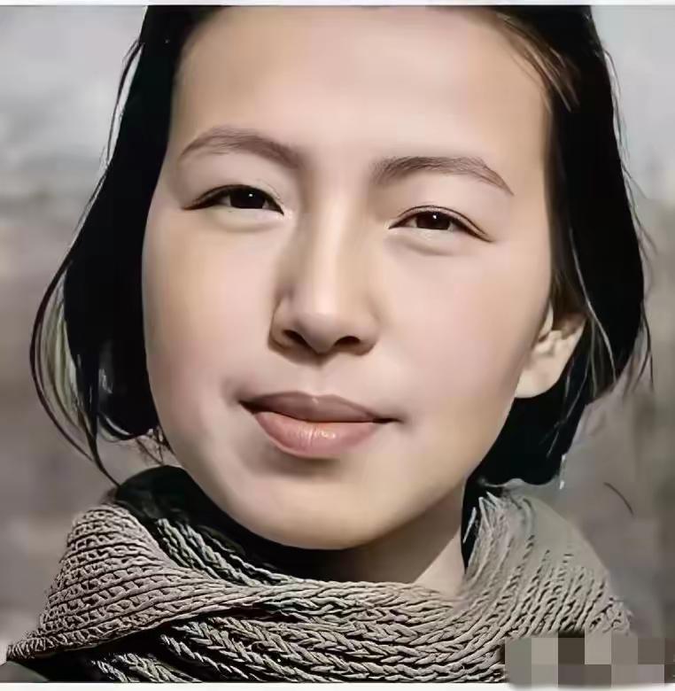 延安的风，吹过她的青春，也吹过她后来的人生。1939年的这张照片里，她笑得温和从