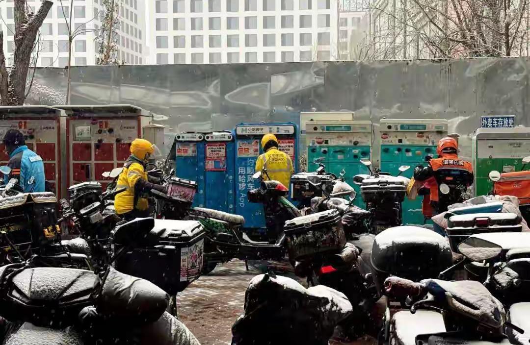 外卖小哥含泪吐槽：25码的新国标电动车，就是断了我们的活路！兄弟们，最近北京外