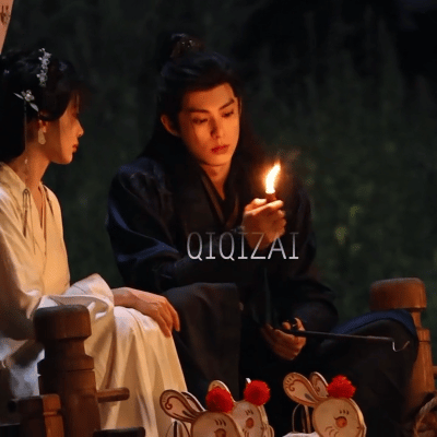 王鹤棣教孟子义操作火折子，孟子义嘴被火折子烧伤。