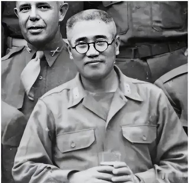 1948年10月23日，廖耀湘派宪兵去枪毙作战不利的师长戴海容。宪兵闯进师部，戴