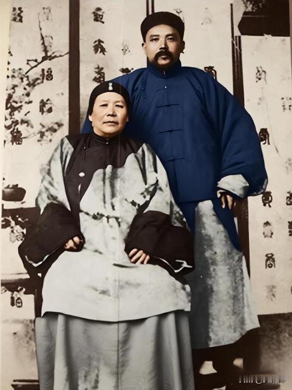 1902年，河南项城官道仪仗浩荡。新晋直隶总督兼北洋大臣袁世凯，护送生母刘氏灵柩