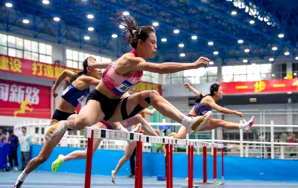 全国纪录保持者，预赛小组第一，决赛却直接退赛了。成都室内田径赛，吴艳妮60米