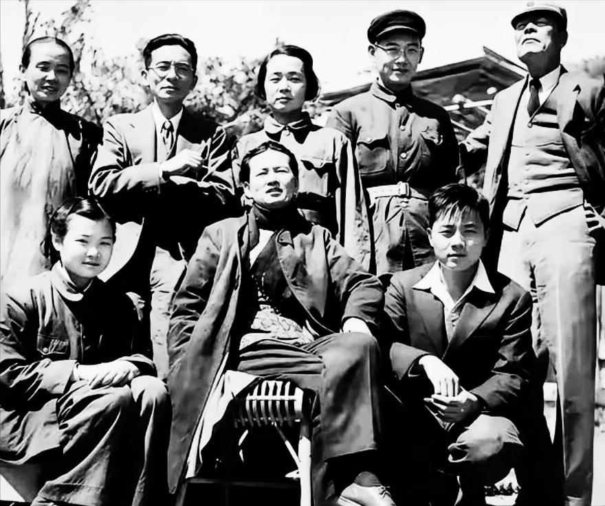 40年代，林徽因与身后戴眼镜的丈夫梁思成以及蹲着的女儿梁再冰、儿子梁从诫等人的一