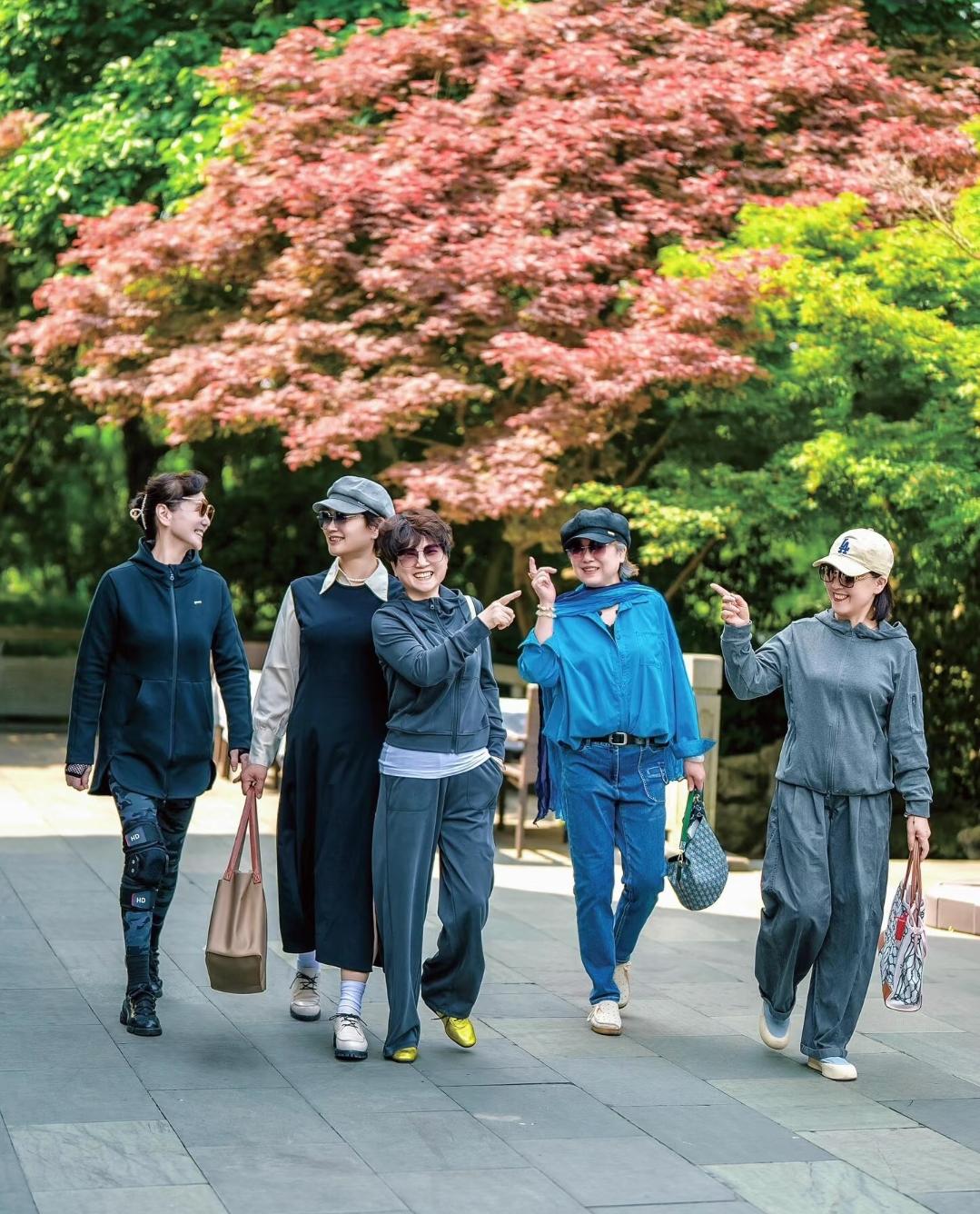 我妈50岁被发迹的我爸甩了，没要额外补偿，只拿回共同买的小两居和自己的存款，结果