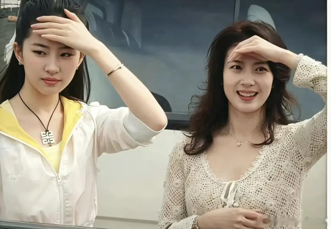 刘亦菲母女复刻式美貌，两代古典美人！