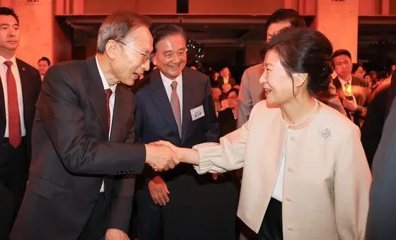 李在明为何要把尹锡悦的妻子金建熙往死里整？绝不放过她的背后，绝非是为了瓦解尹锡悦