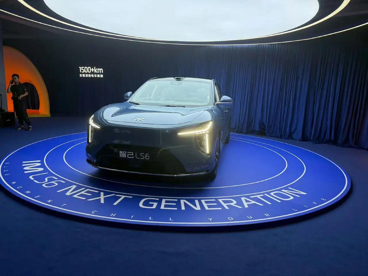 20万级SUV卷疯？智己LS6这价格是来“砸场”的？27分钟大定破万，增程版纯电