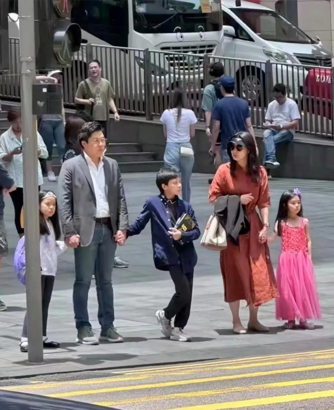 天呐，这可是郭晶晶啊！夫妻二人一同带着三个孩子过马路，这也太低调了。他们就如同普