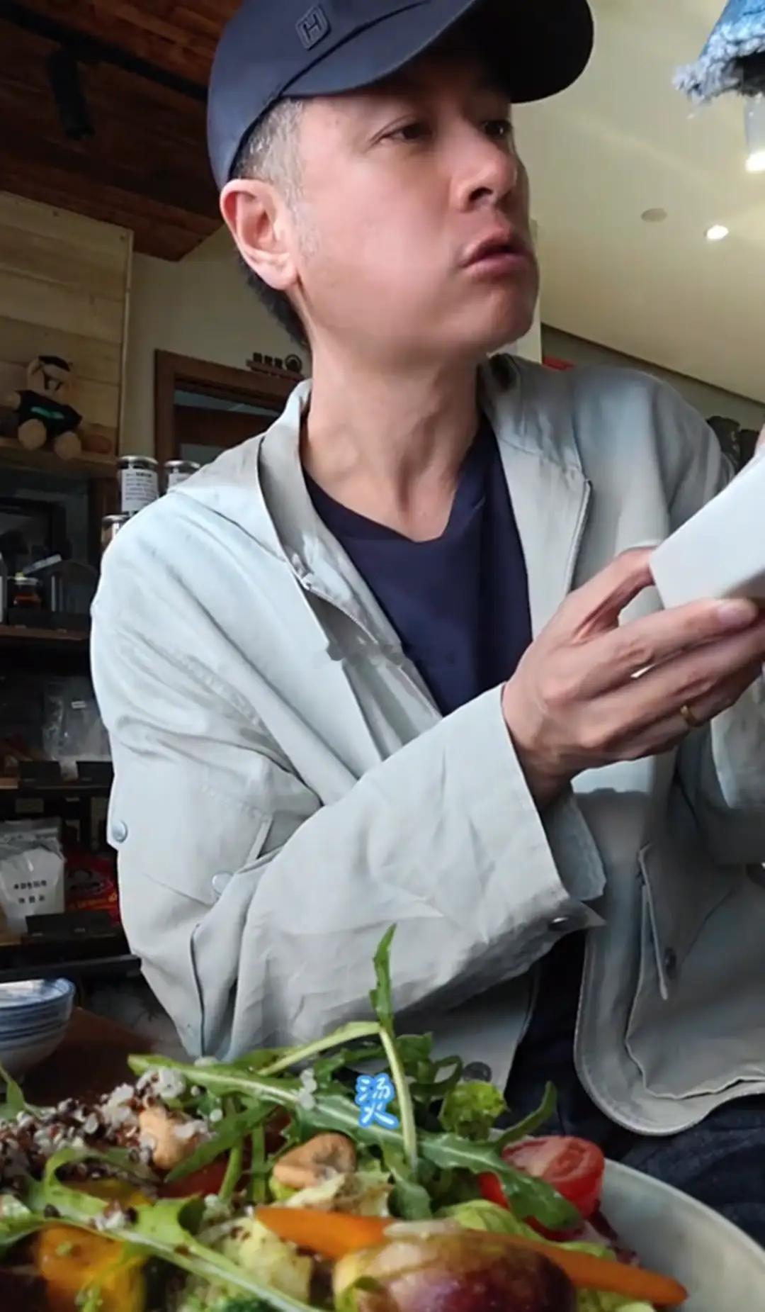 任重夫妇下馆子，互喂美食超腻乎，孙骁骁在家带娃3年仍有少女感