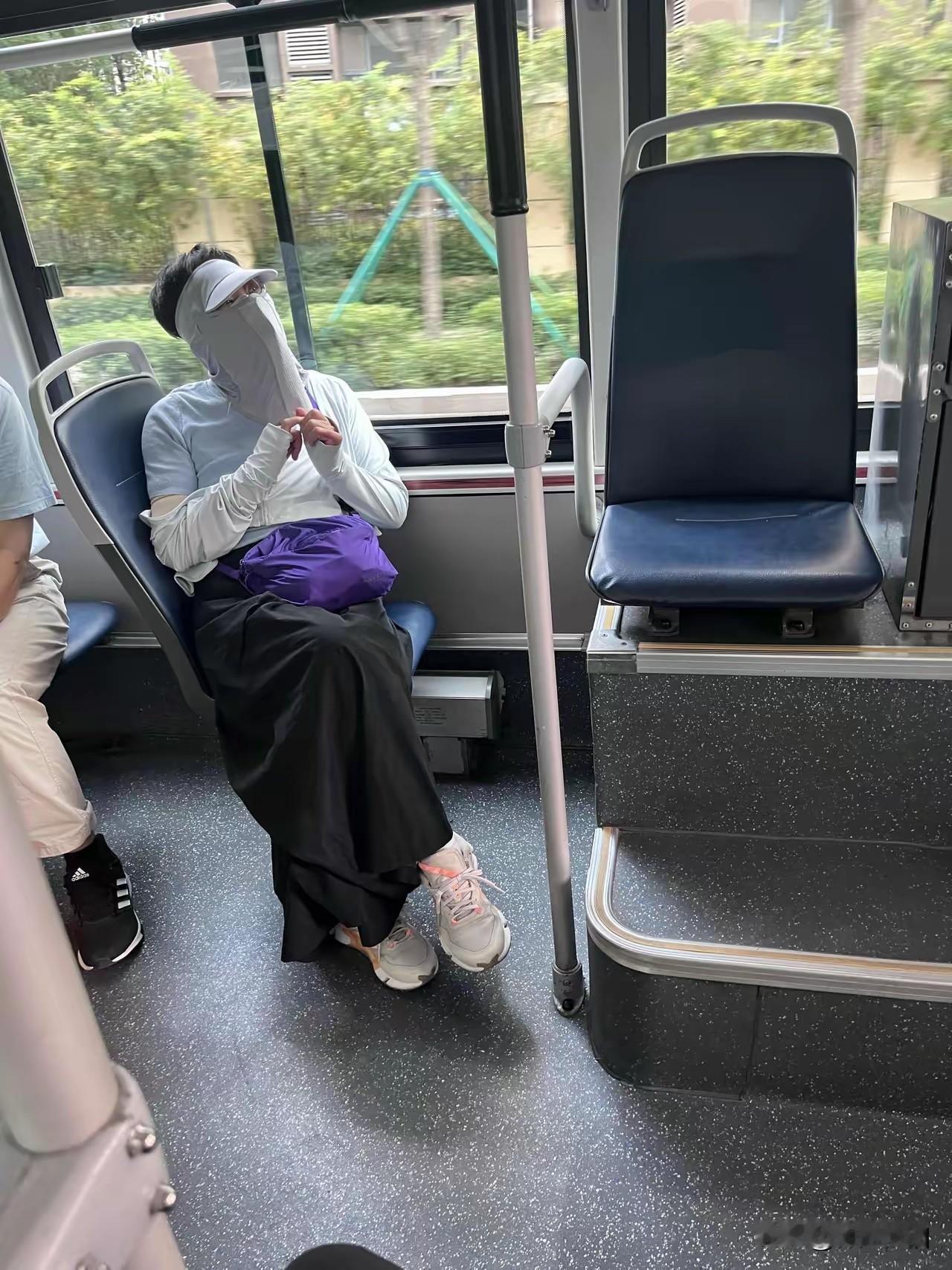 大热天的，美女为你要蒙面出行？