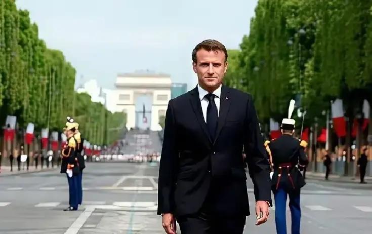 万万没想到马克龙坚持要向乌克兰派兵。就在乌克兰要与俄罗斯签署和平协之时，马克龙