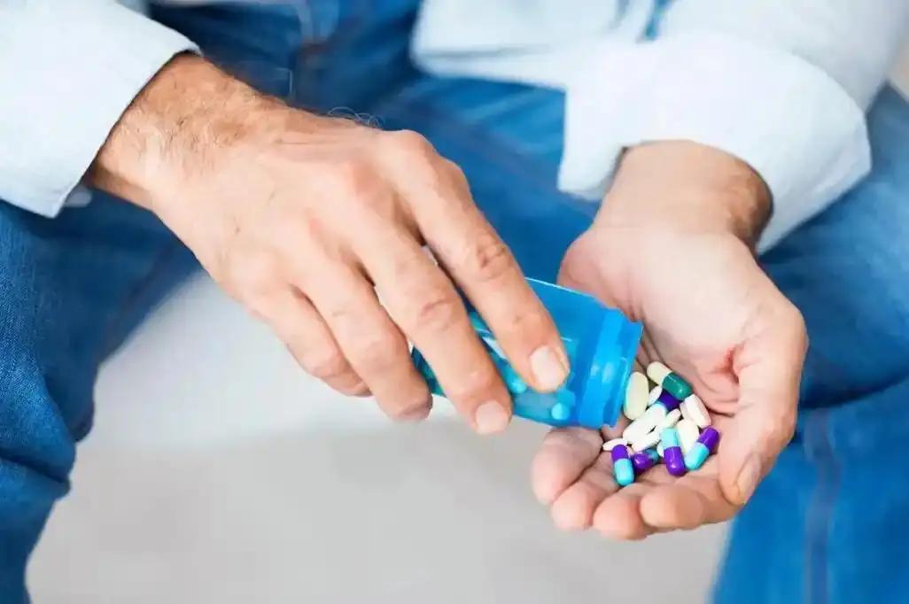 他把降压药“咔”一声掰成两半，10分钟后血压狂掉40！医生怒吼：这颗小药片会杀人