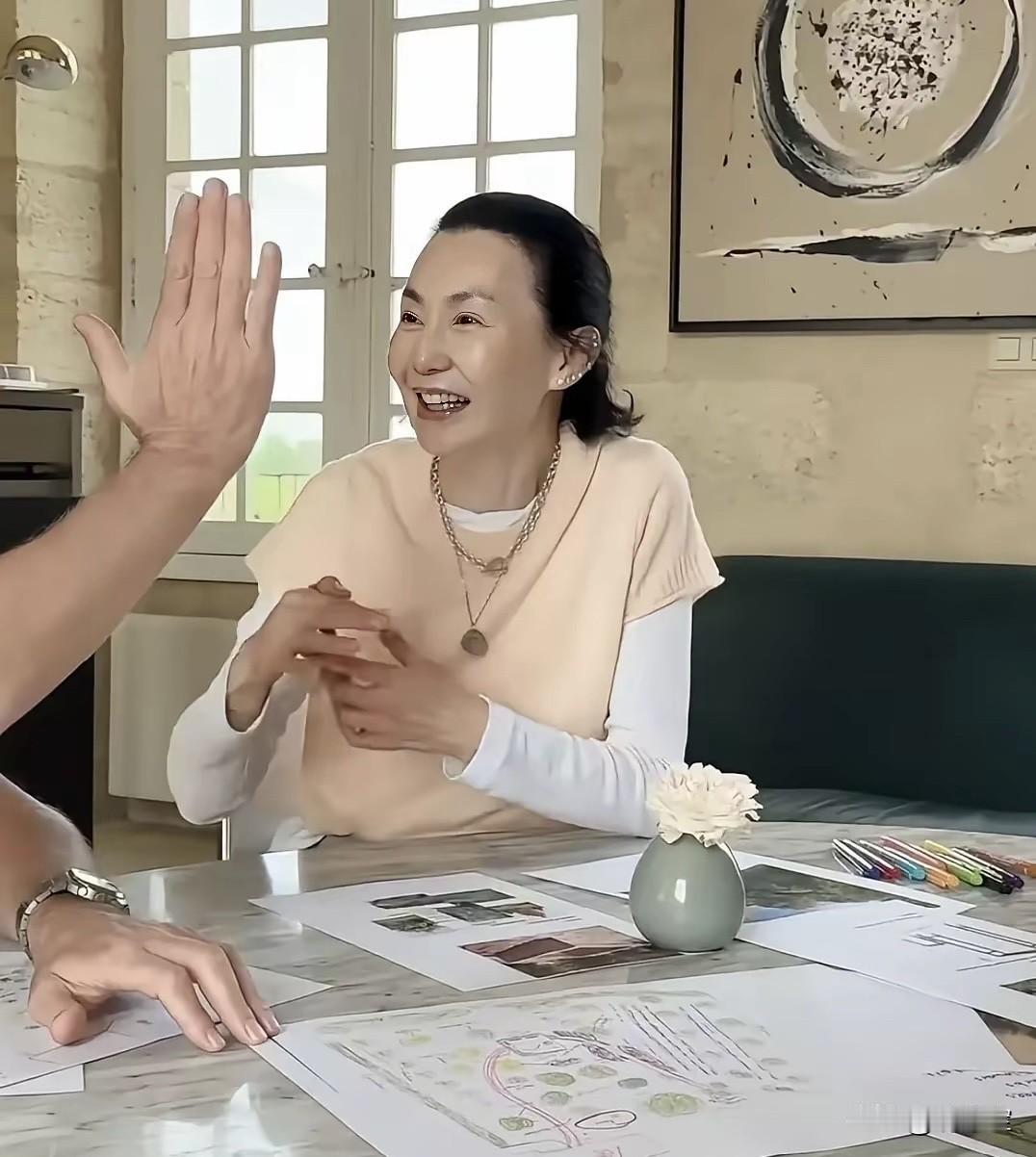 截止刷到张曼玉正脸前我一直都觉得梁朝伟当年选错人了现在看来梁朝伟的投资眼光确