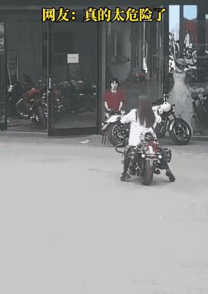 女店员做梦也想不到，试驾摩托车的女子，是个生手。女子掌控不住摩托车平衡，车子启动