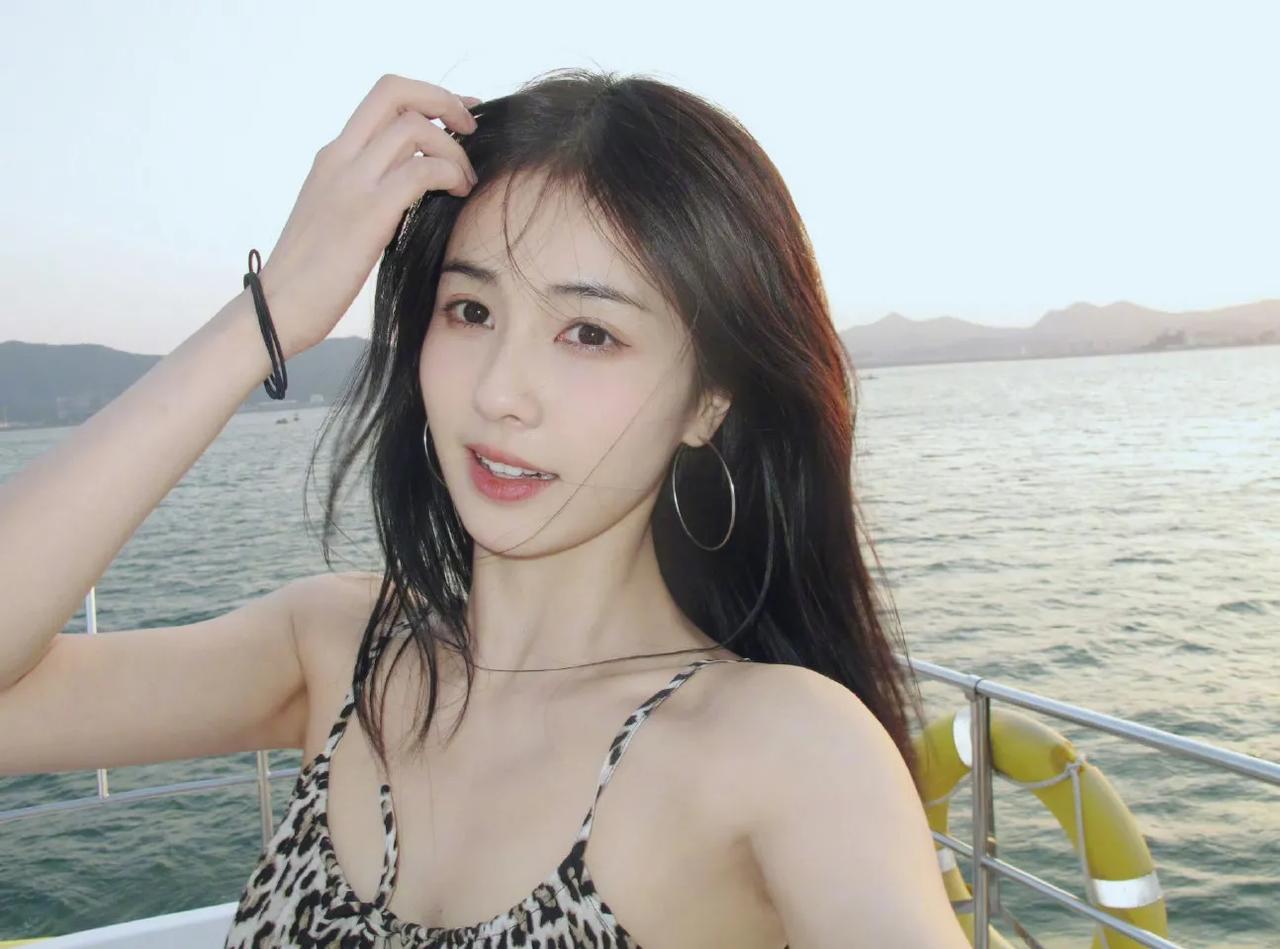 白鹿美图分享，豹纹吊带上衣配牛仔短裤，女神图来袭女神美图安利女神美图推荐迷