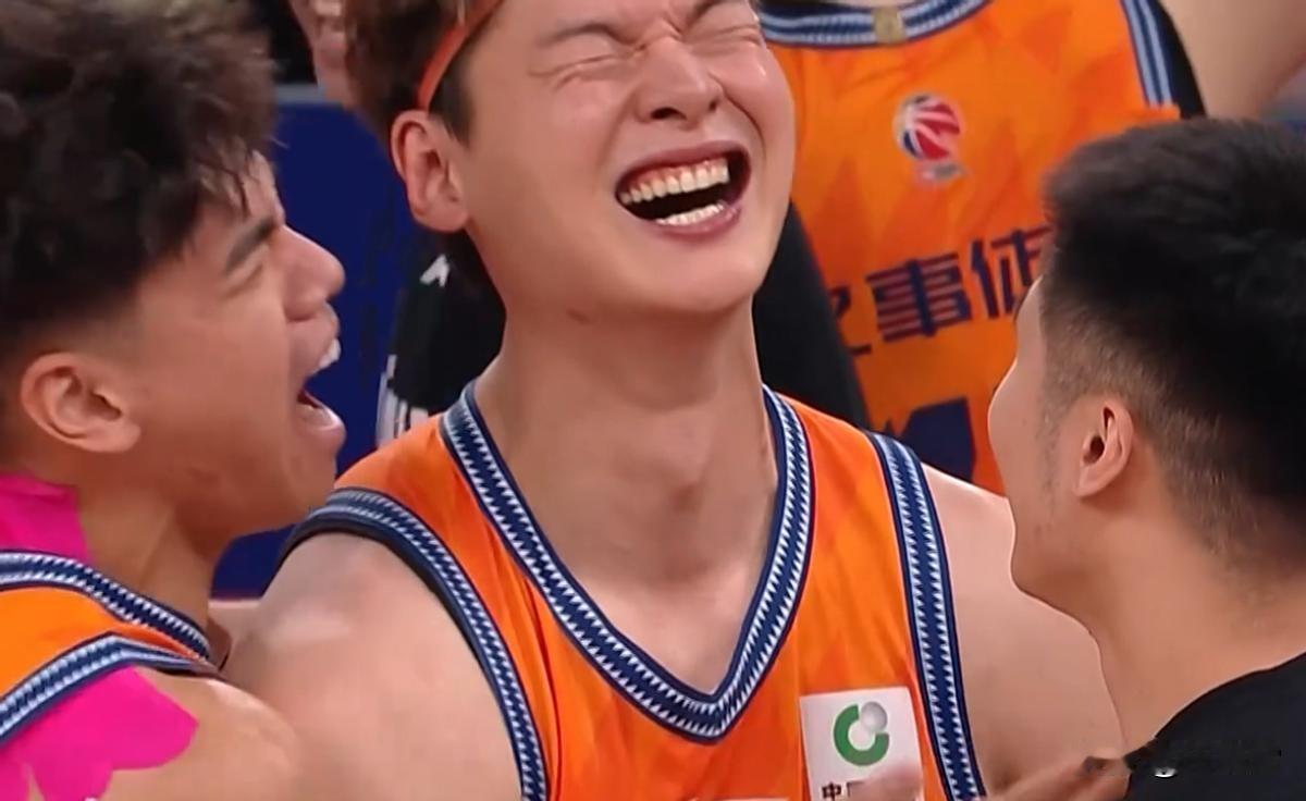 王哲林为自己正名！杨鸣嫌弗格年龄大了，予以放弃。没想到弗格到了上海后，又焕发青