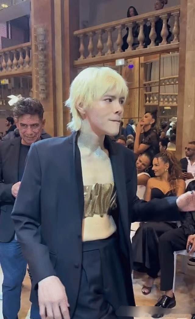向佐是偷了郭碧婷抹胸吗？…穿西装搭金属抹胸，瘦的肋骨都能看到。现在出活动造型一套