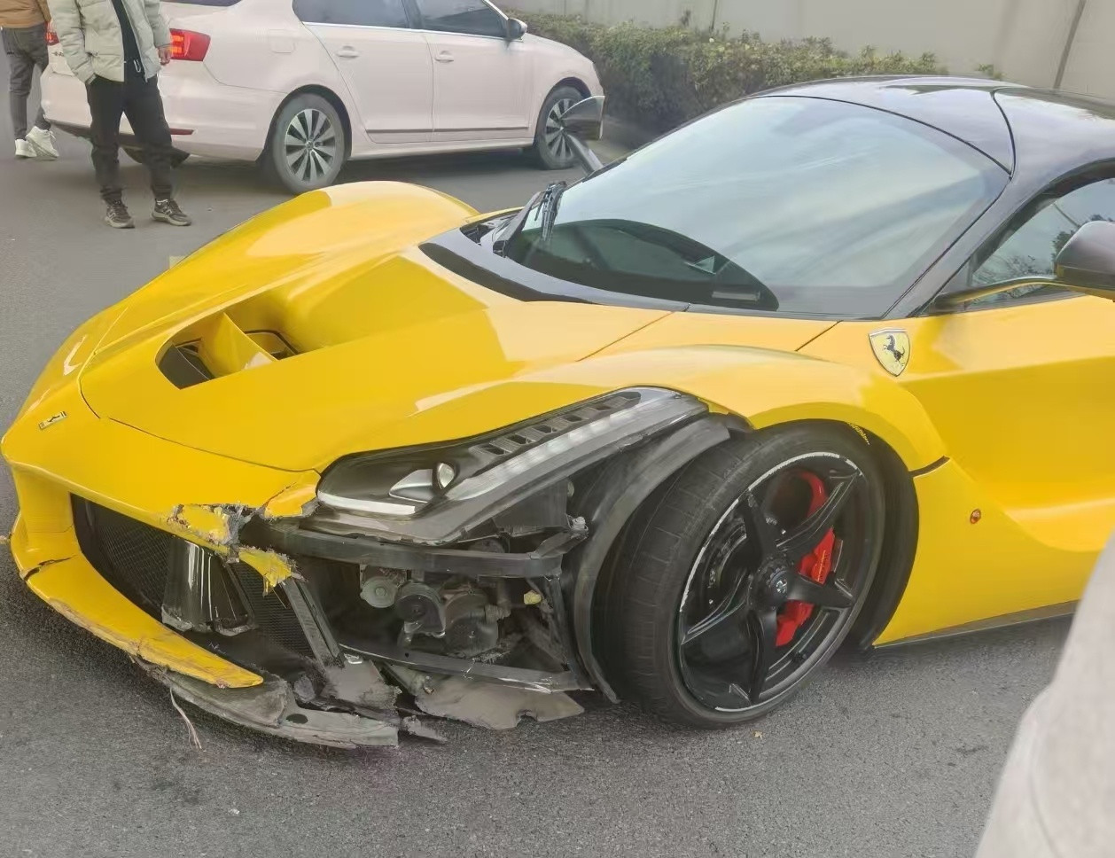 坏消息：一辆拉法撞了！好消息：世界上原版拉法的数量没有变少！这辆拉法其实就是20