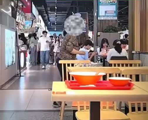 太丢人！一女子到馄饨店吃馄饨，结果女子吃得差不多时，突然拿起筷子既自身贵重物品后