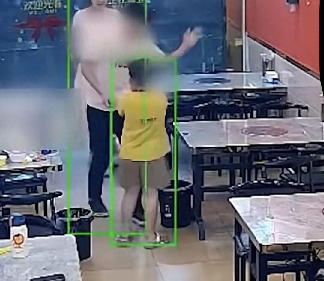 因为被6岁孩子用玩具指了一下，就给了人家一巴掌，这是一个大人能干得出来的事？