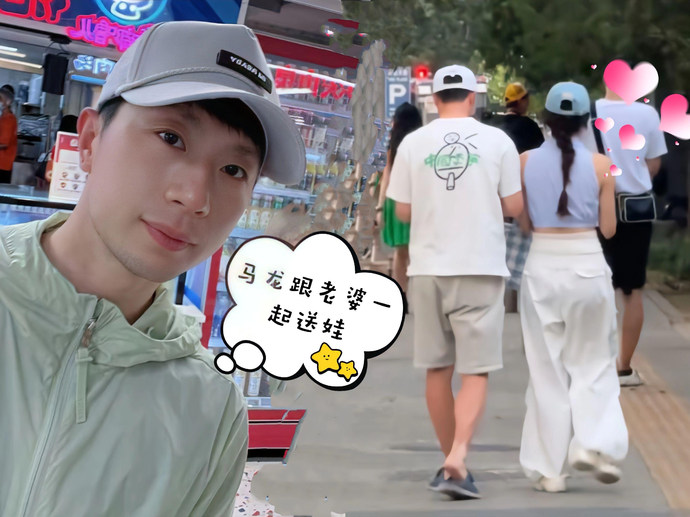 马龙跟老婆送娃，没有比赛状态如大学生。马龙现在的日子悠闲幸福，眼神都清...