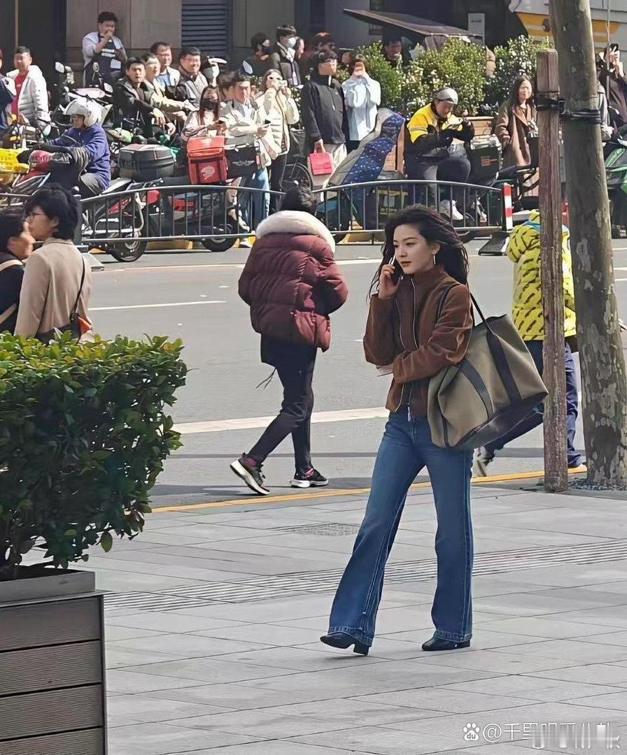 偶遇章若楠就懂了，明星的淡颜在现实中的冲击力有多大