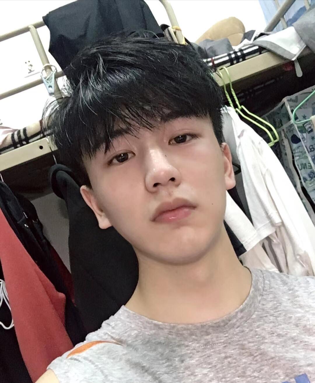 我觉得张凌赫这几年越来越帅了明明五官没变化就是觉得比以前更帅了呢