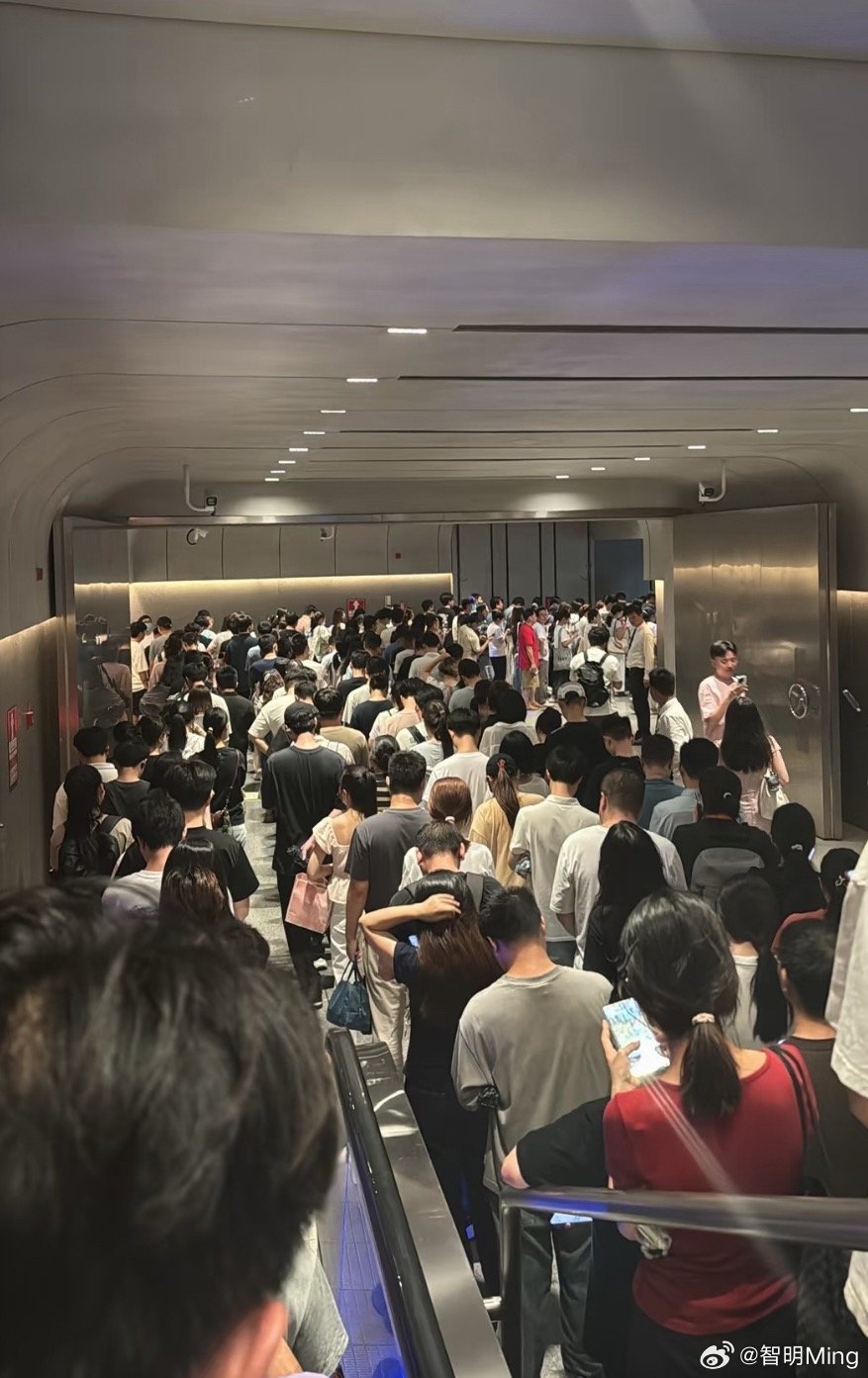 深圳地铁安检无论是深圳地铁还是广州地铁，每次安检升级都引起不少反感声音。地铁的
