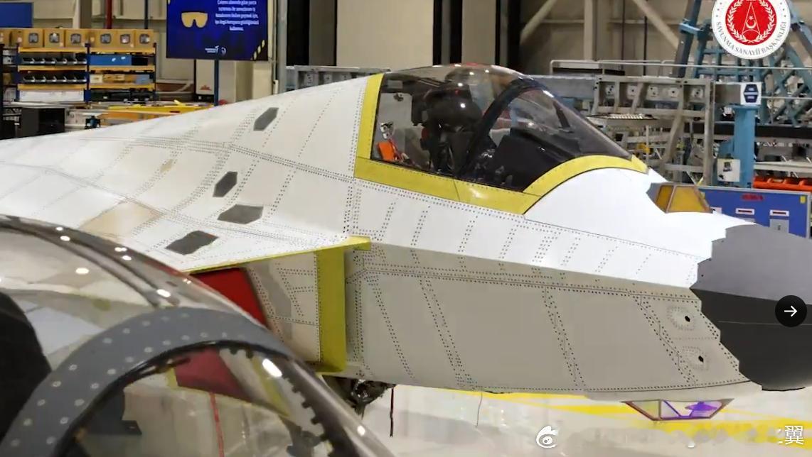 KAANP1原型机的座舱盖，从P0的外隔框改为了隐身性能更好的内隔框设计，说明