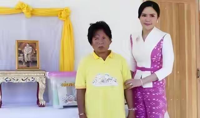 别看泰王新宠们貌不惊人，但她们个个高鼻梁，侧面还是有看点的。泰王那么老了，要那么