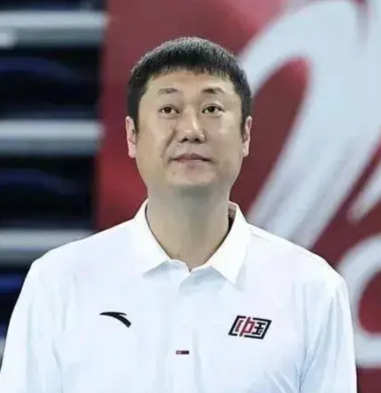 赵勇与中国女排将面临“三大考”   中国女排新任主帅赵勇，正站在职业生涯的关键