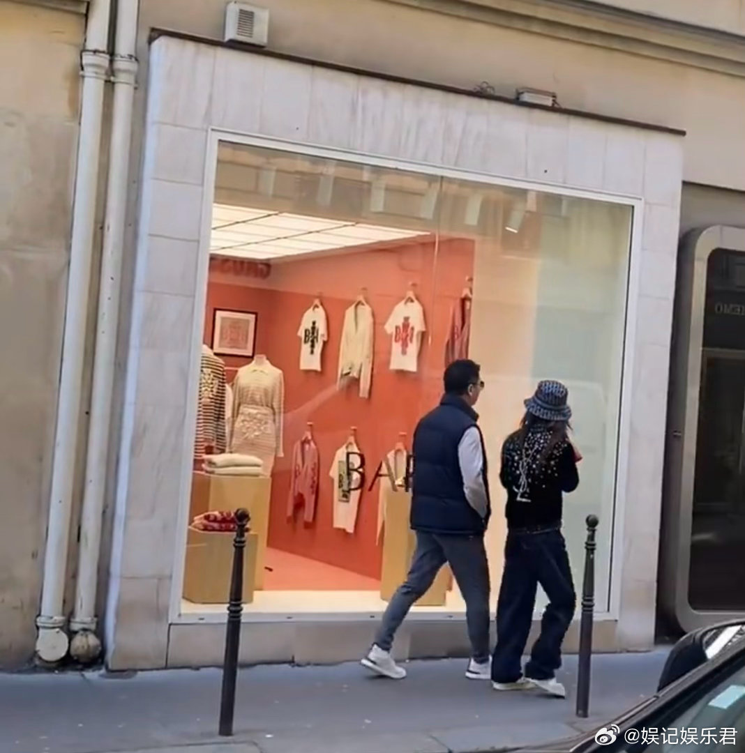 章泽天边走边打电话，刘强东跟在老公身后，夫妻俩老夫老妻既视感刘强东章泽天