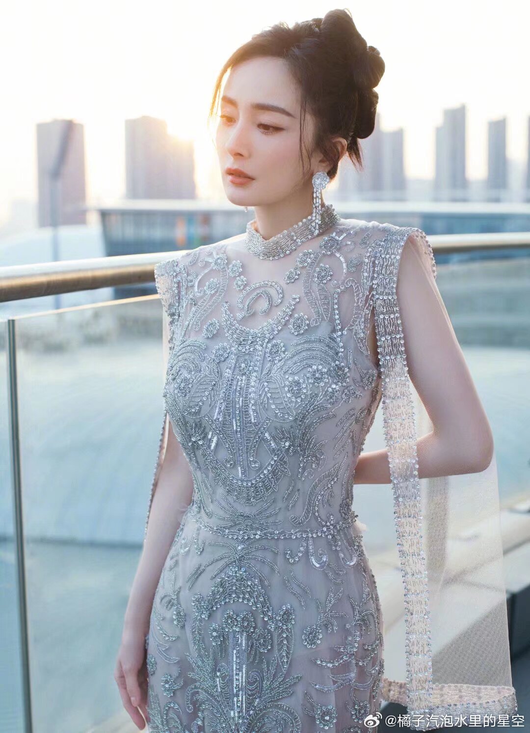 杨幂🦊杨幂siinsiin全球品牌代言人希望你可以被这个世界充满诗意的爱
