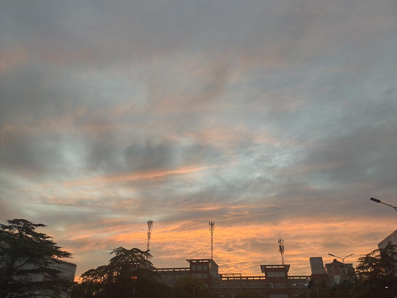 天气睛好，夕阳西下，城市天际线，温暖如画。