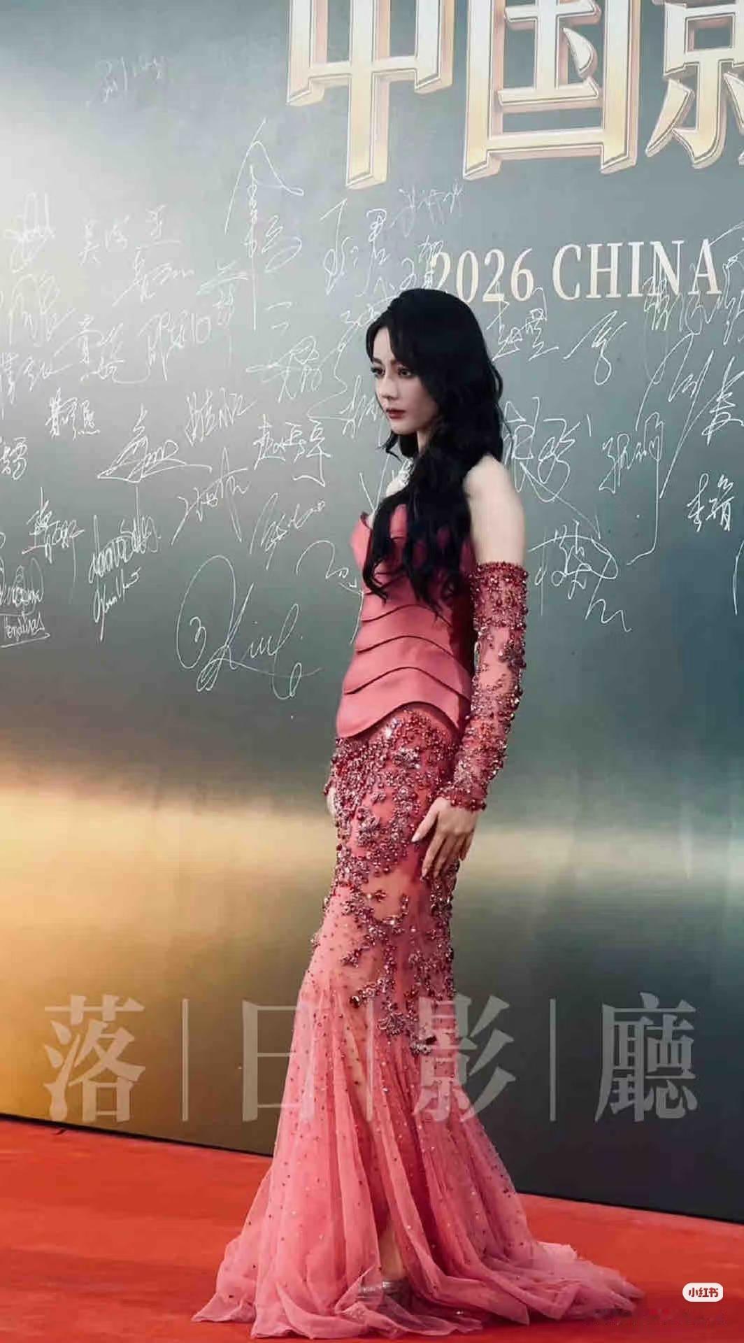 迪丽热巴的红地毯走秀我同事去看了，回来后她和我说了一个大实话，我同事说，官方