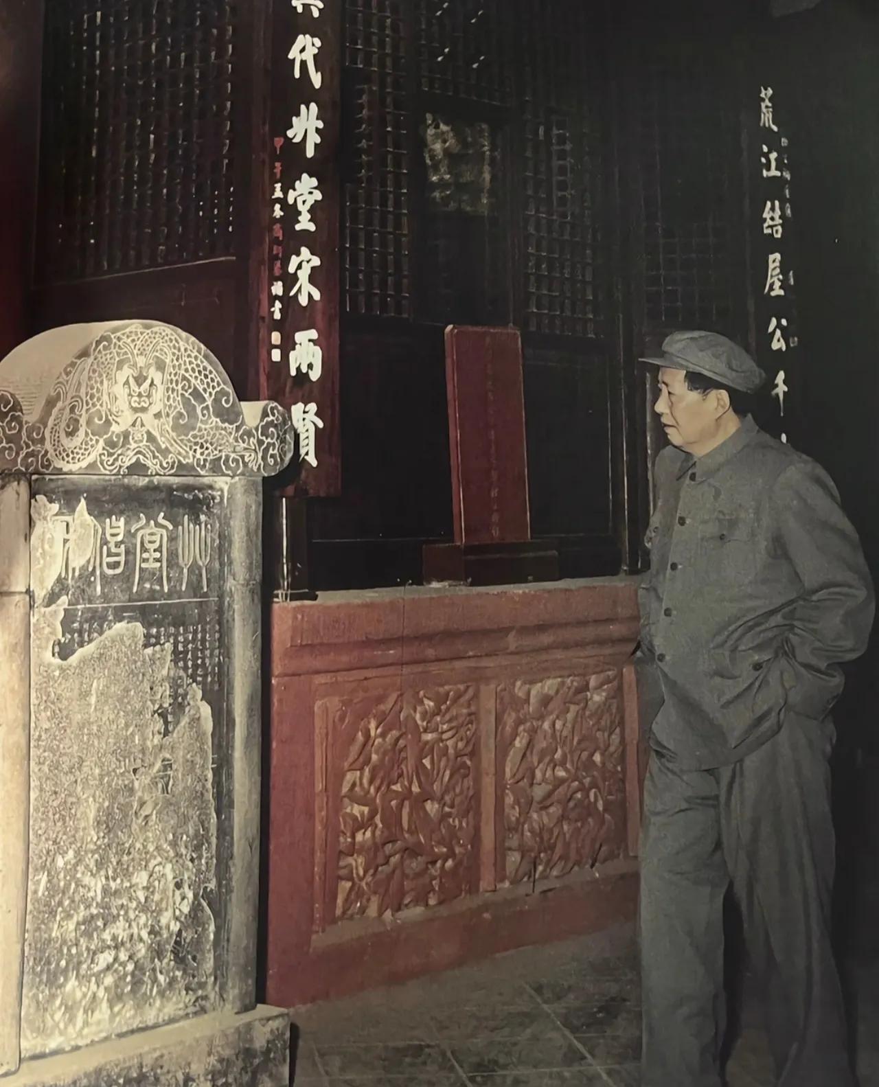 什么碑石引得伟人驻足观看？有知道这块碑石的来头吗？