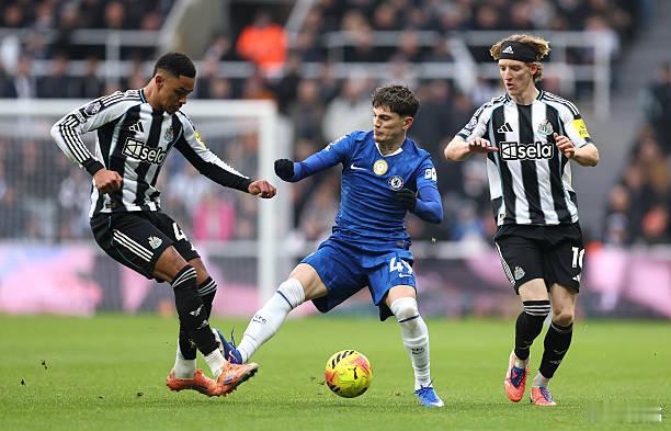 纽卡斯尔2比2切尔西这俩动作，有啥区别吗？为啥加纳乔是黄牌，西蒙斯是红牌？估计