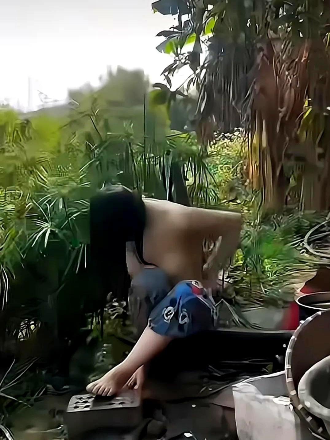女子公共喷水池洗澡引热议一个年轻女人在城里的喷水池旁洗澡，上身没穿衣服！路过的